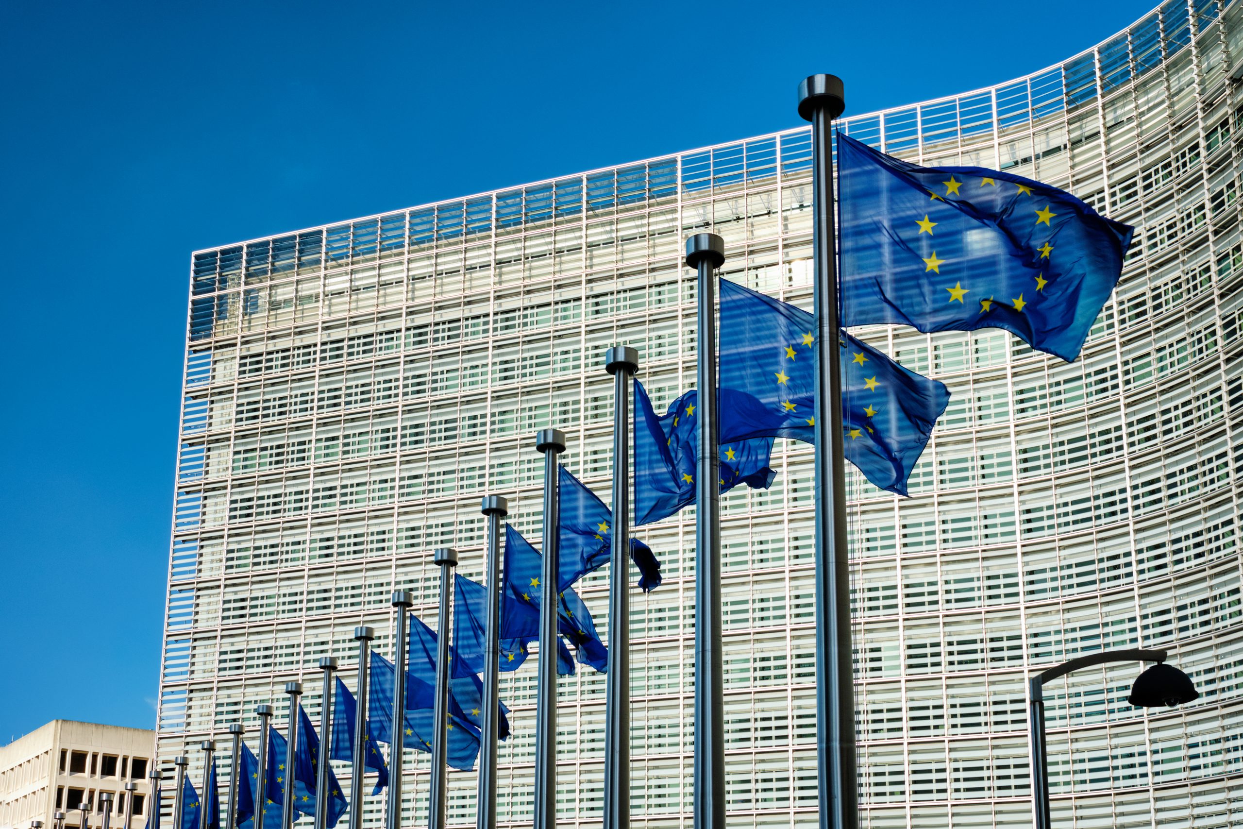 Drapeaux européens devant la Commission européenne